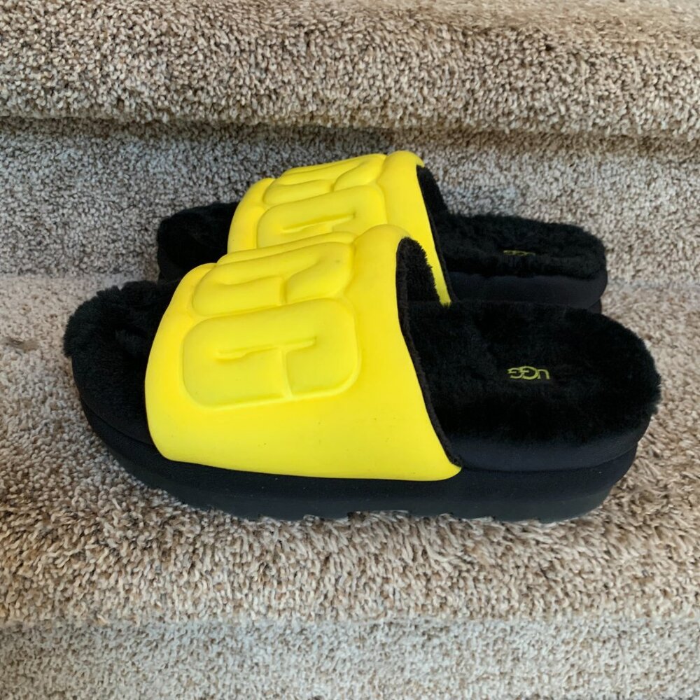 UGG Women's Treadlite Maxi Graphic Yellow / Black Slip-On Slide Sandals.